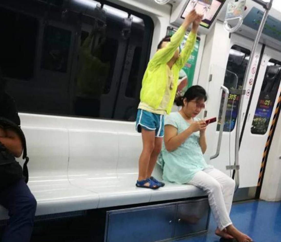 姐弟俩地铁上的“坐姿”火了，乘客纷纷夸赞：这才是真正的富养