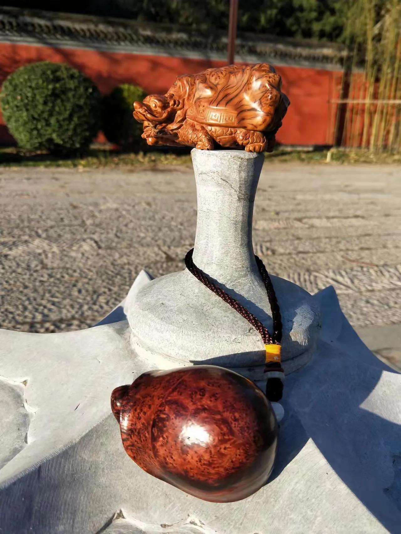 怎么盘玩琥珀木手把件,怎样盘玩榆木把件