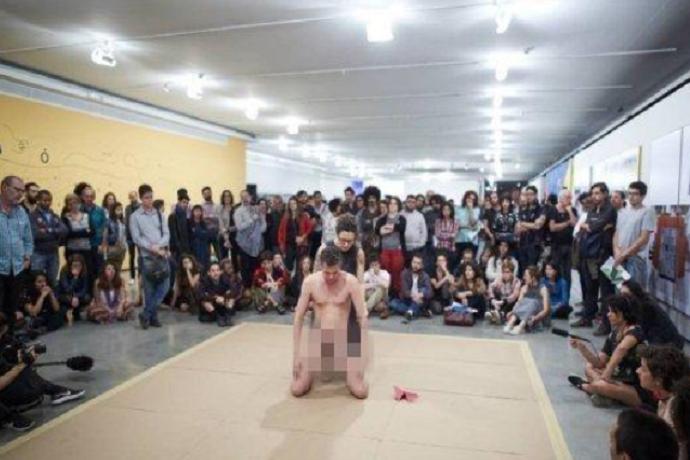 巴西舞蹈家进行“艺术”表演,一位母亲行为引众怒,性教育不可少