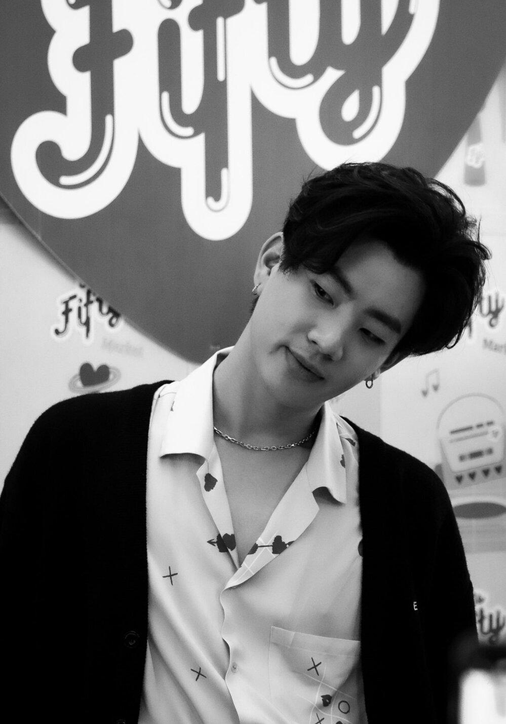 他泰韩系少年:关大爷洪34典型代表包包酷爱韩风穿搭