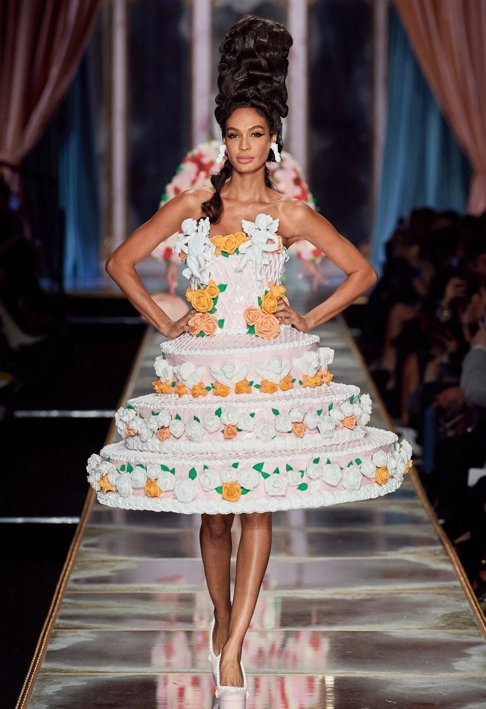 ladygaga穿红色礼服参加宴会,ladygaga鲜肉红毯造型