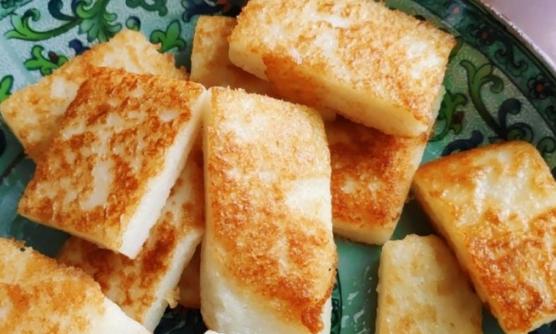 朋友送我一袋粘米粉,和萝卜一起做成糕点,早上煎几块,香!