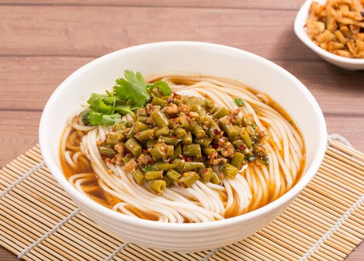 第一时间就是吃一碗广西特色米粉,湖南米粉最正宗的吃法