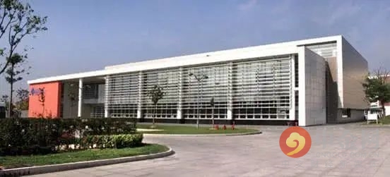 夜里排队抢房,戴口罩抢房