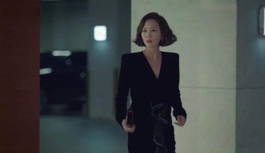 那个卖口红的YSL，教会女孩不色情的穿黑*袜丝**