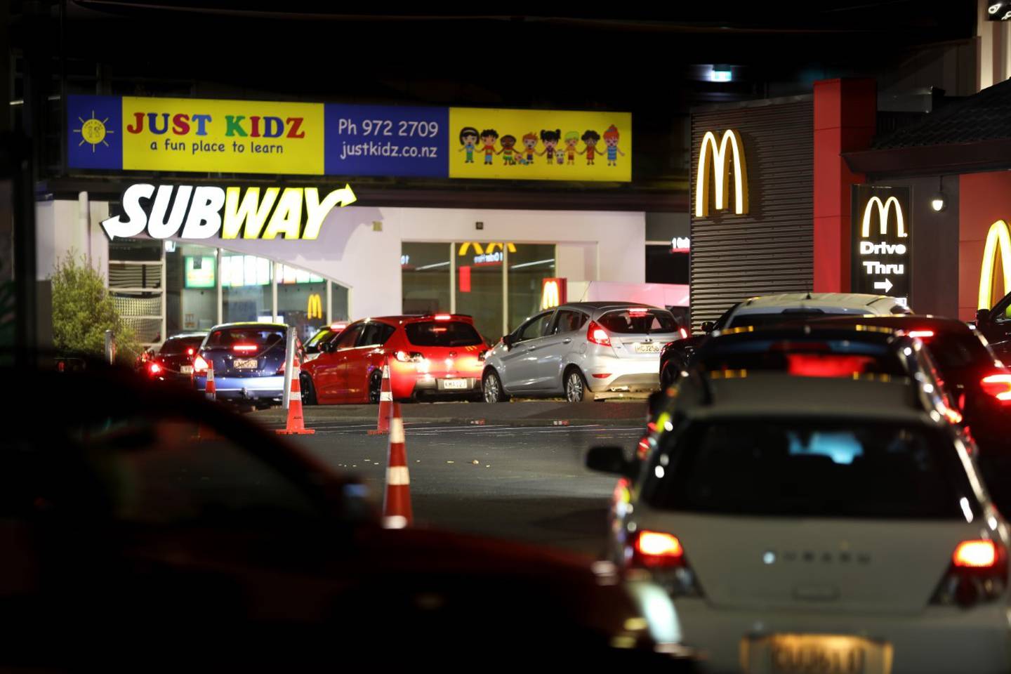 黑帮“*私走**”KFC全家桶被捕？吃不到垃圾食品，新西兰人馋坏了