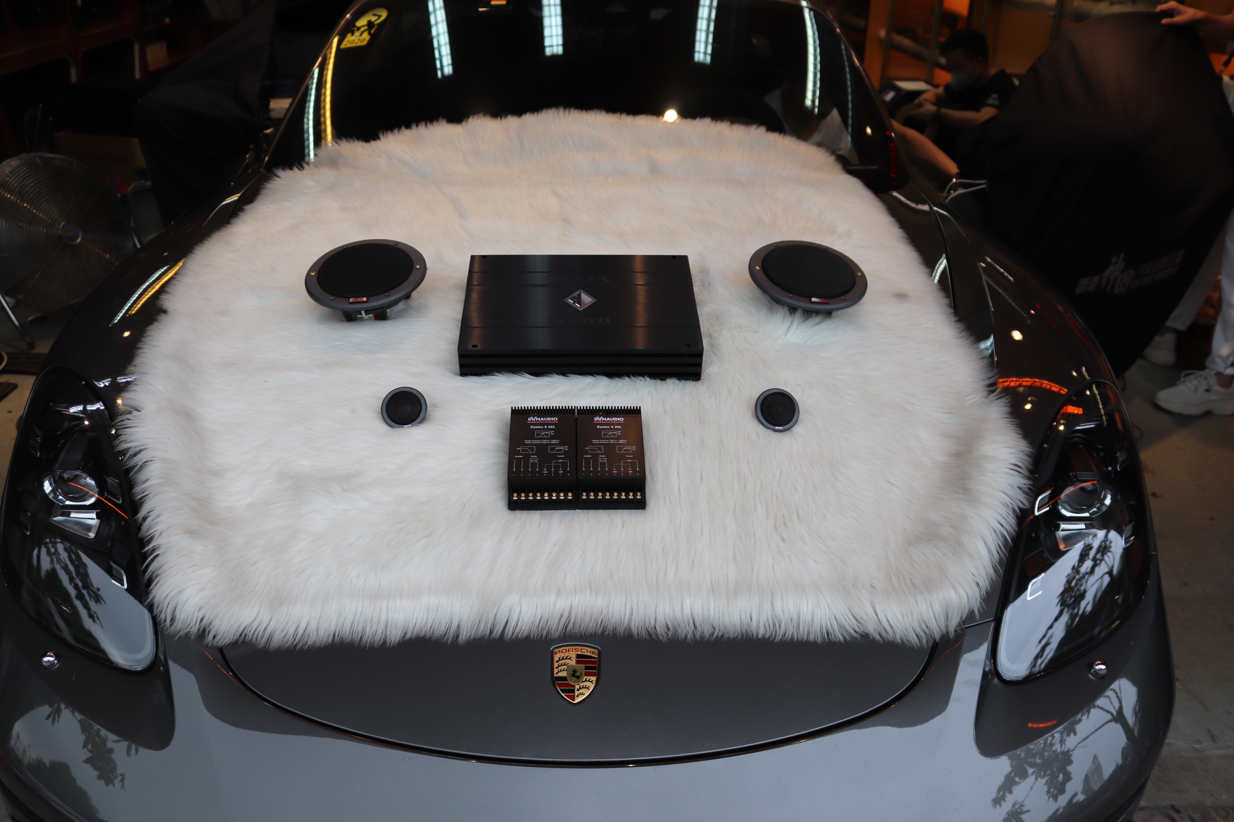 保时捷卡曼汽车音响如何改装呢？简单的音响改装不简单的效果体验