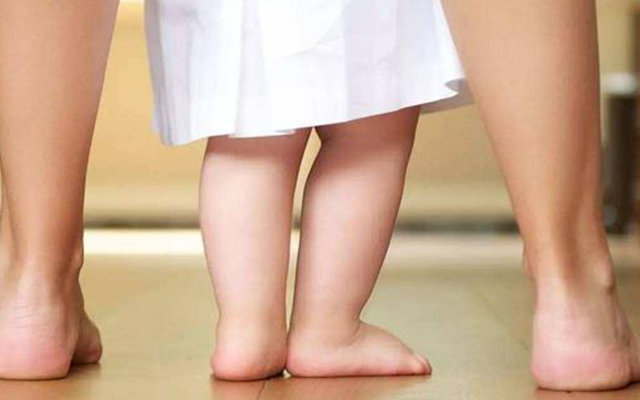 孩子总是习惯光脚下地怎么办,不要再让你的孩子光脚走路了