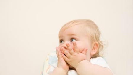 十个月孩子成痴呆儿,只因妈妈放衣服的一个习惯!妈妈注意了!