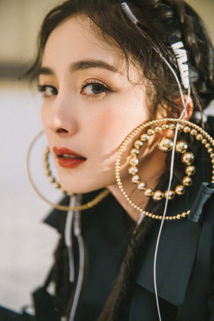 杨幂白蕾丝裙造型,杨幂蕾丝薄纱连衣裙穿搭