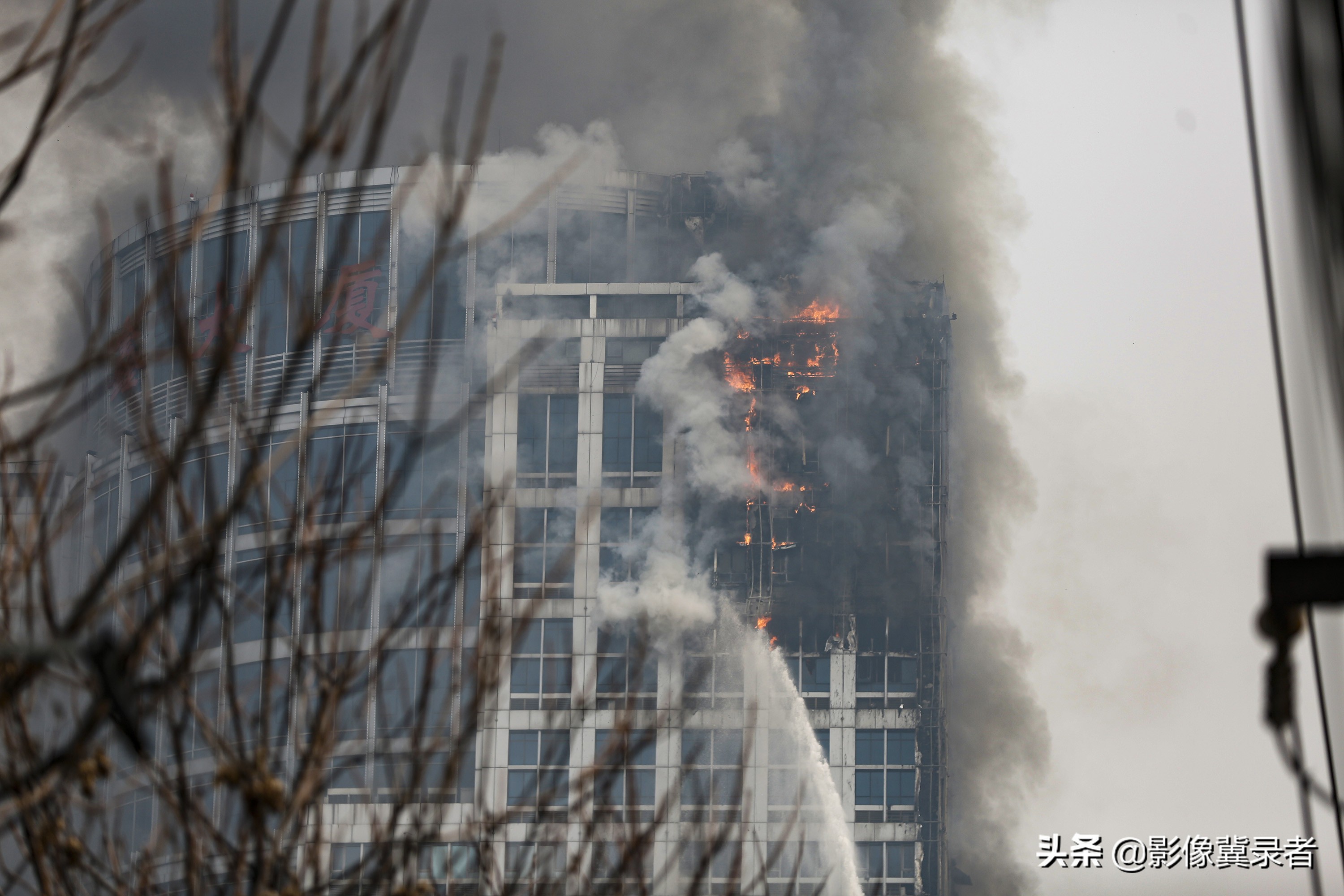 石家庄一栋楼突发火灾全过程,石家庄高楼失火最新消息