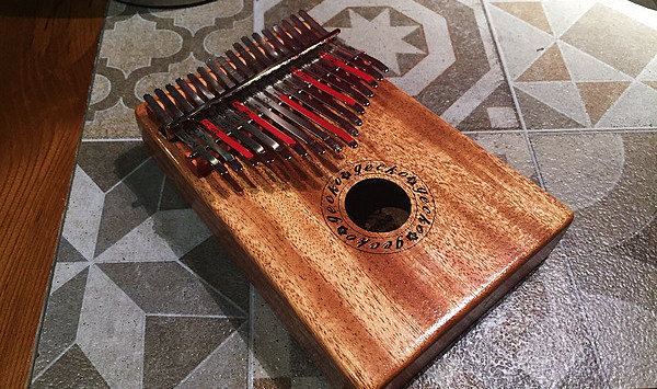 卡林巴拇指琴怎么用调音锤,卡林巴拇指钢琴怎么调音