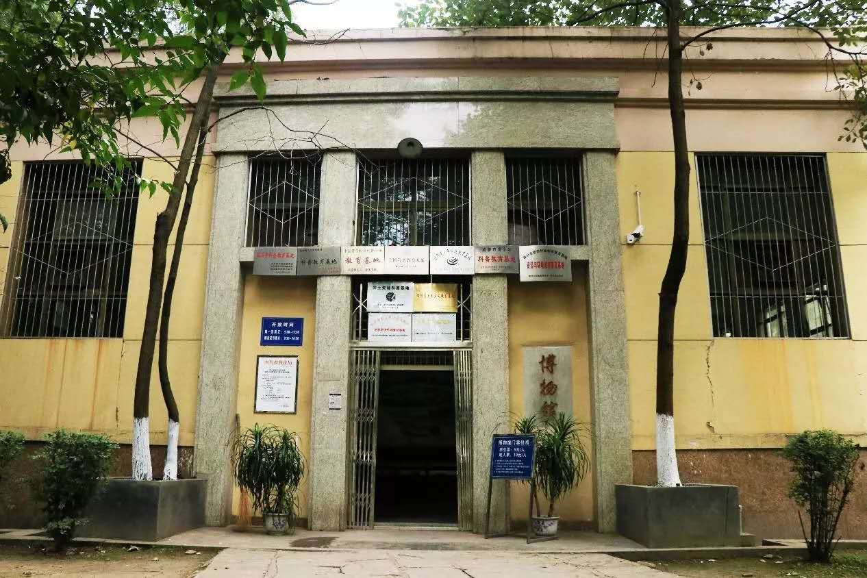 成都超“火”高校：占地2890亩，坐拥4大网红食堂，获人民日报关注！