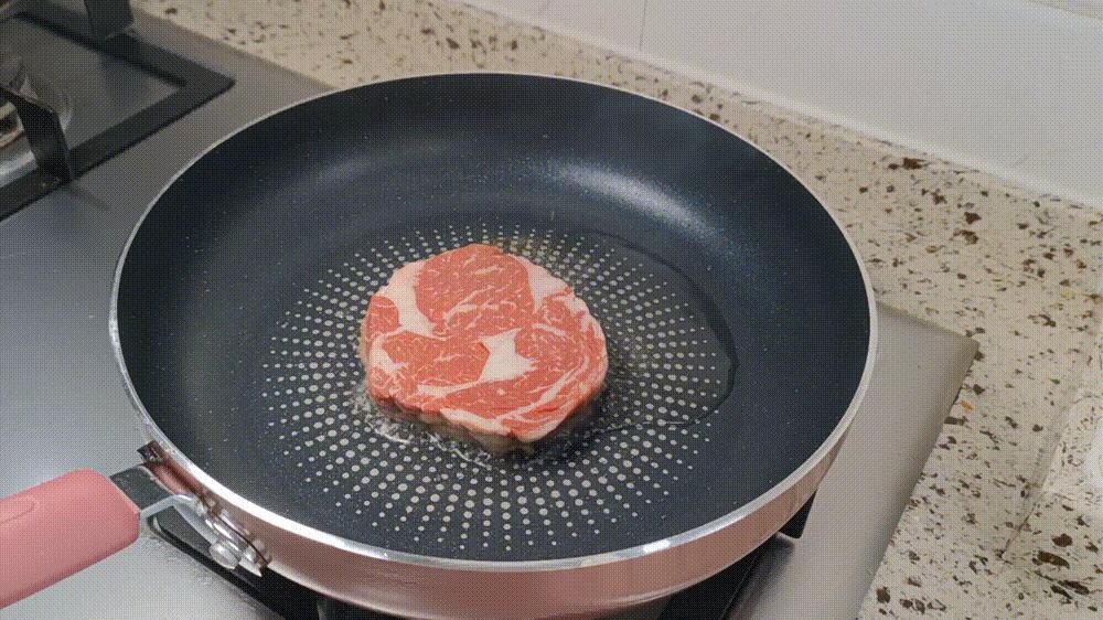 据说这个煎锅能聚油还超好用！——苏泊尔火红点聚油煎锅使用评测