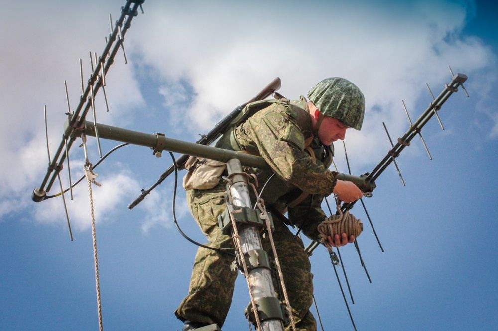 俄雇佣兵拿出一个小玩意，打得乌克兰抬不起头，美：从哪买的？