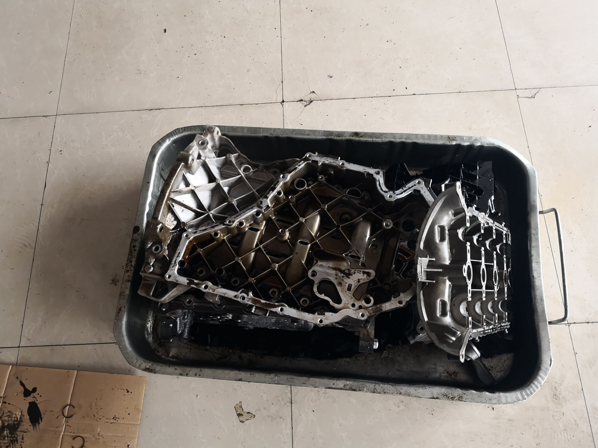 奥迪a4l严重烧机油怎么解决,奥迪a4l缸盖三通刚换过还是漏水