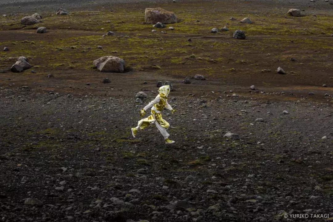 25年前，一个日本人带着天价衣服到中国，给西北人拍了一批硬照