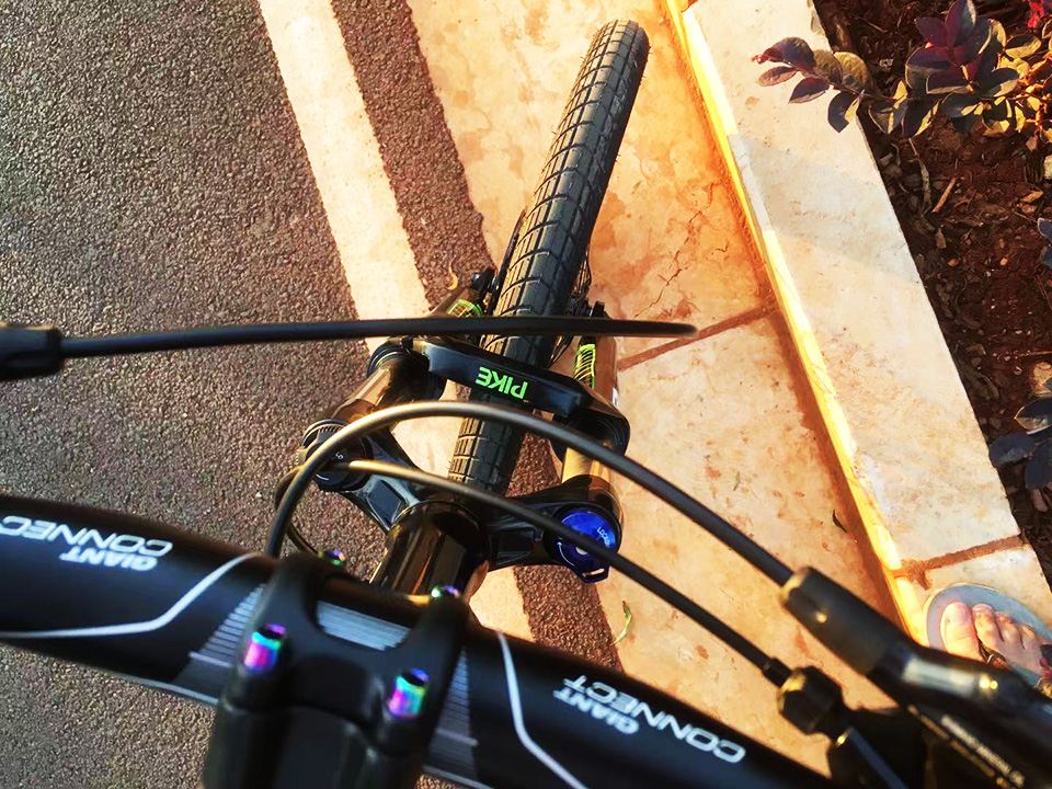 菜腿骑神车,菜腿玩山地车