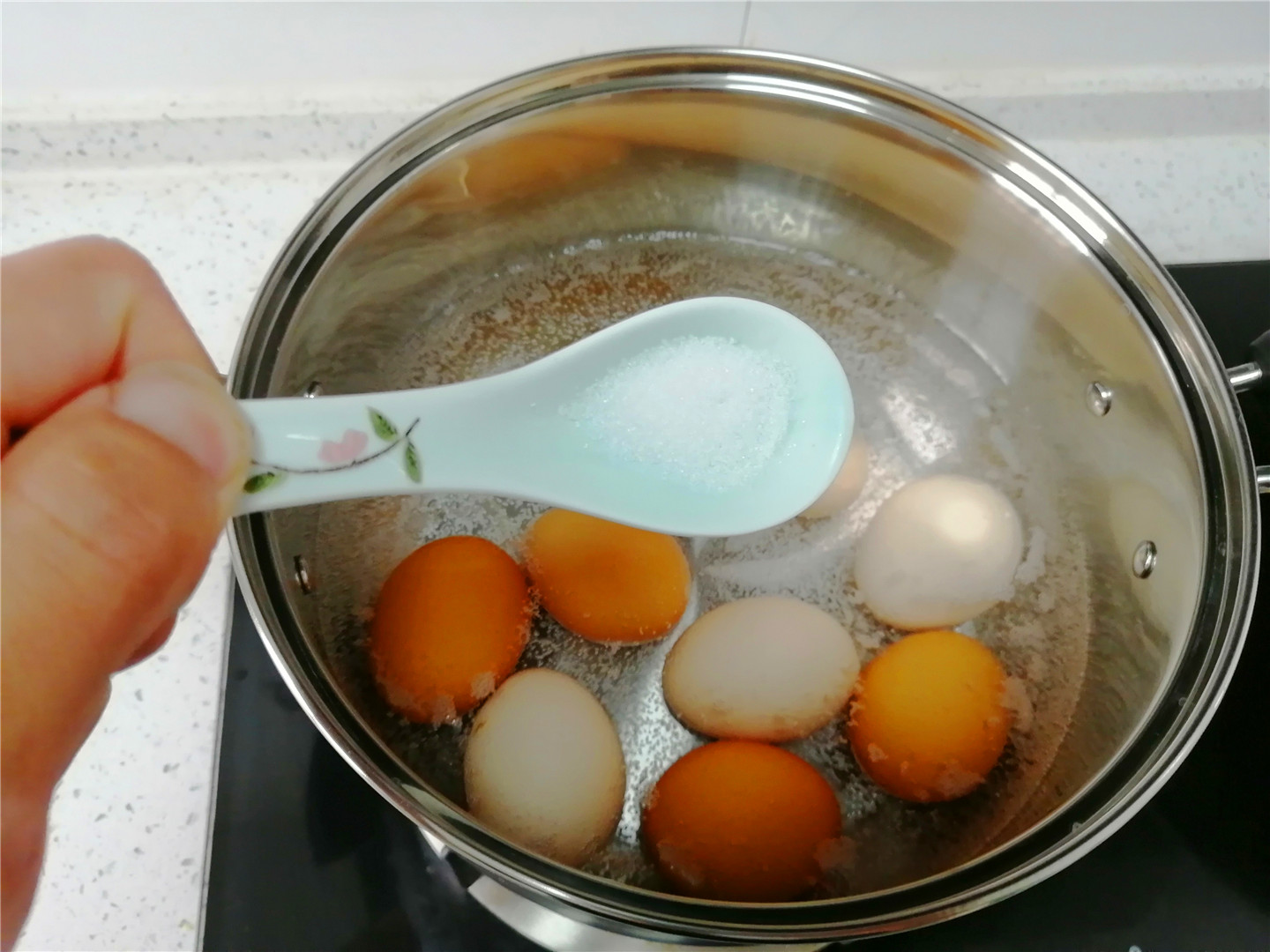 白水煮鸡蛋一次吃几个,煮鸡蛋蛋黄像膏状一样怎么煮