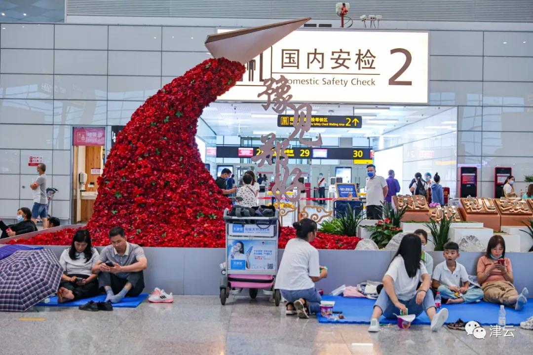 「关注滞留者」“第一次来婆家，没想到就连老带小住到了新郑机场航站楼”