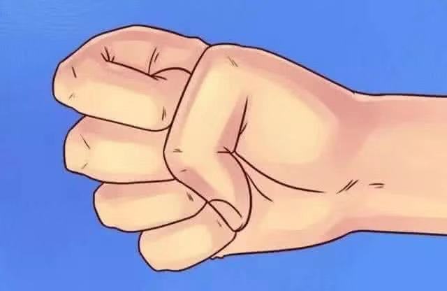 手握拳都能知道你是什么样的性格,握拳姿势心理学