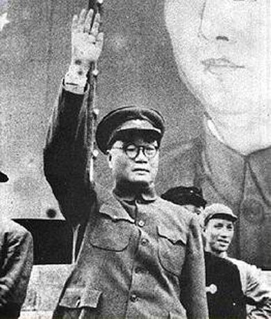 建国后第一个受到批判的元帅是*伯承刘**，领头批他的是彭德怀元帅