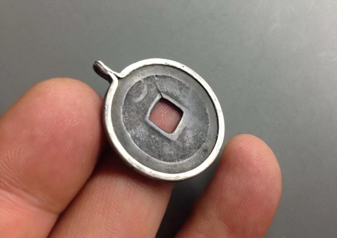 为什么戴银镯手腕一圈总发黑？