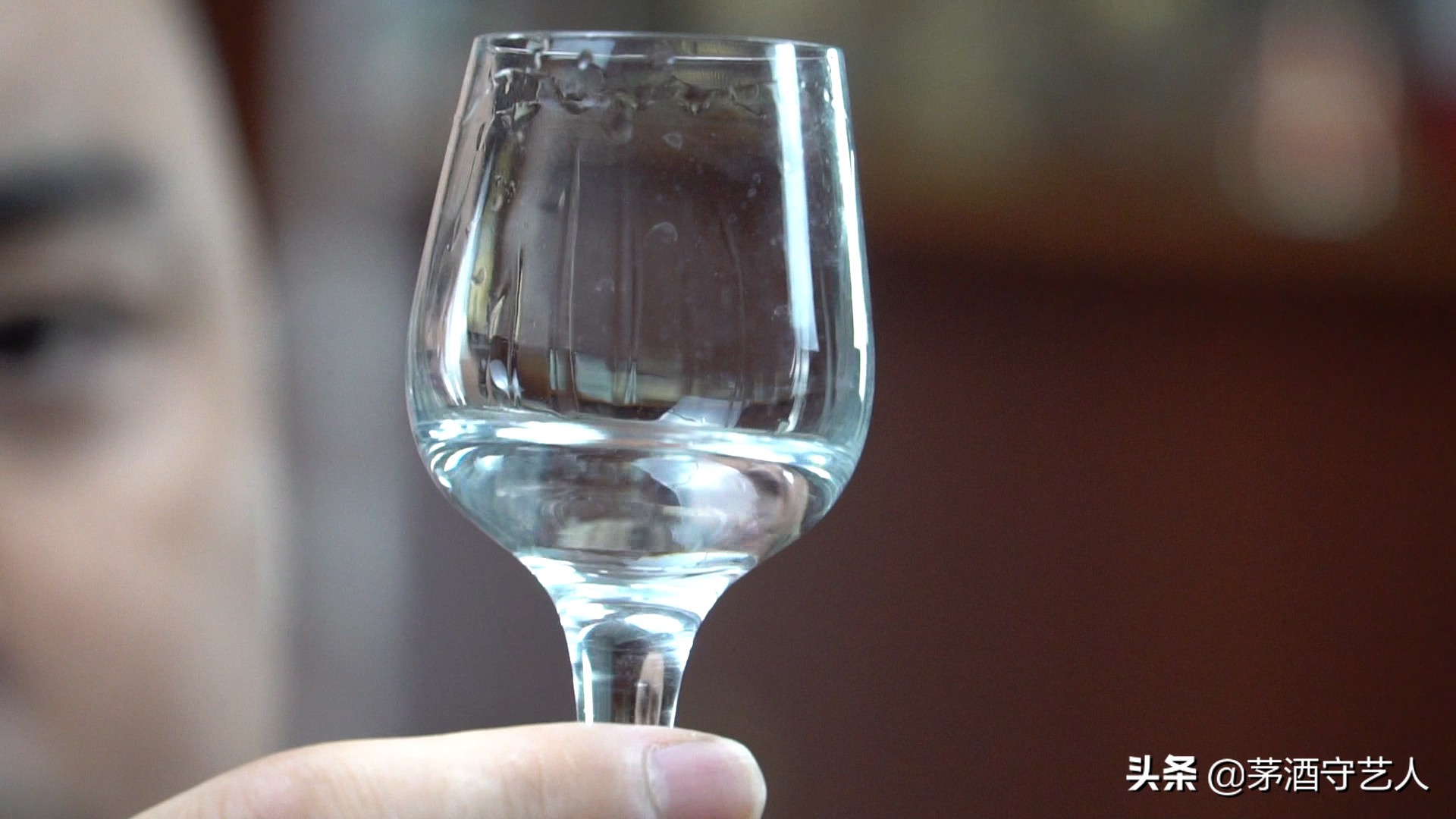 茅酒守艺人品酒绵竹大曲,茅酒守艺人品酒