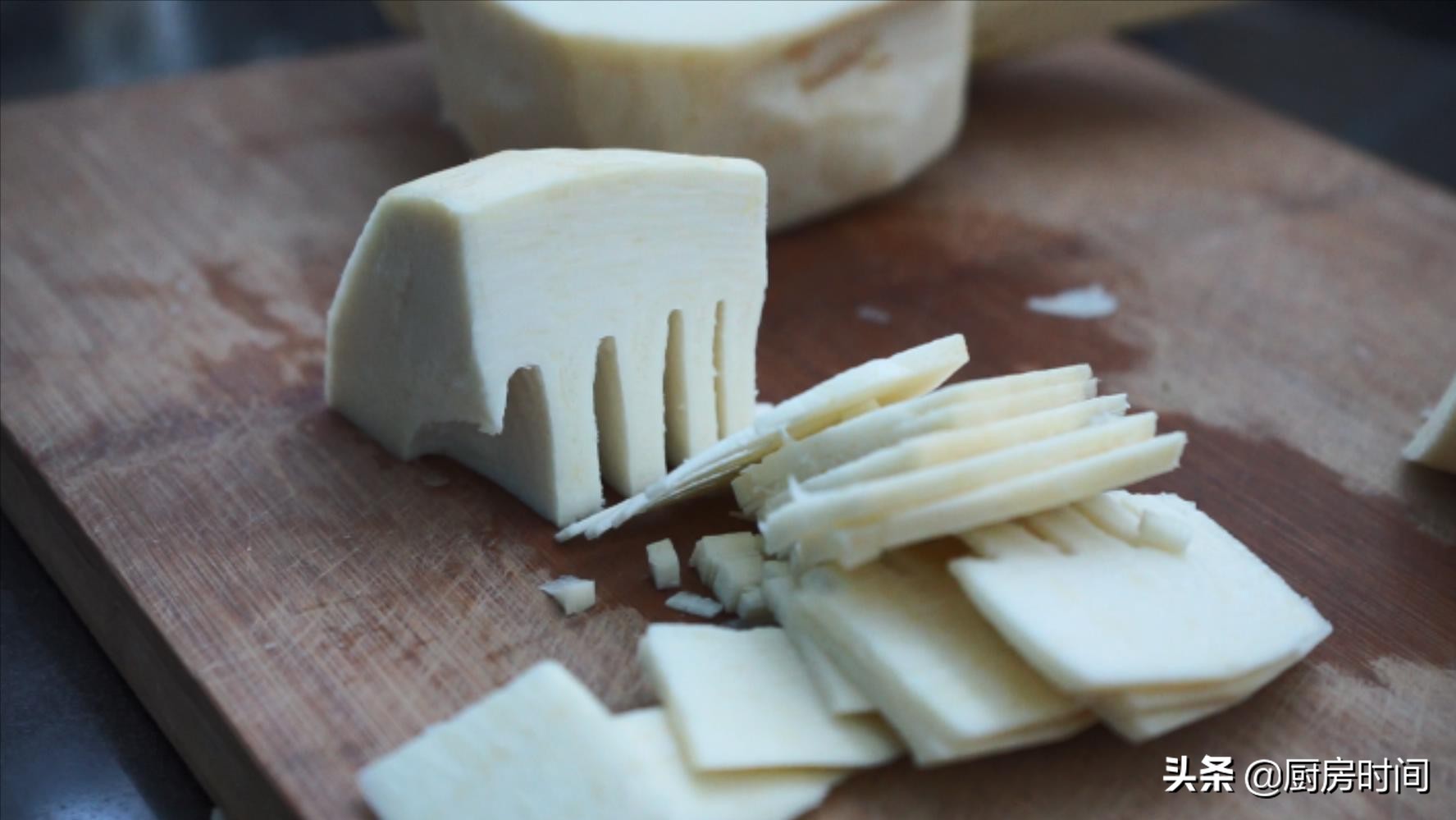 已经炒好的竹笋苦的怎么去除苦味,新鲜竹笋焯水后有苦味能泡一夜吗