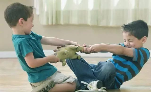 孩子在学校被同学抓伤脸留下的疤,孩子在学校脸被同学抓伤怎么处理