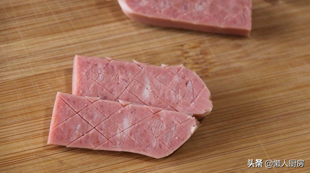 烤肠的最正宗制作过程视频,自制黑椒烤肠的做法