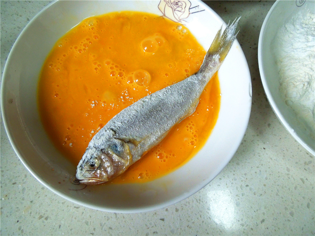 家常小黄鱼油炸,小黄鱼做法少油