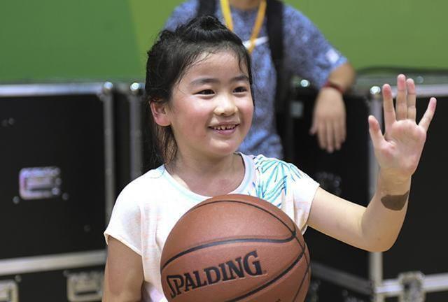 姚明与他十岁女儿的身高,女版姚明14岁女孩身高2米26轰42分