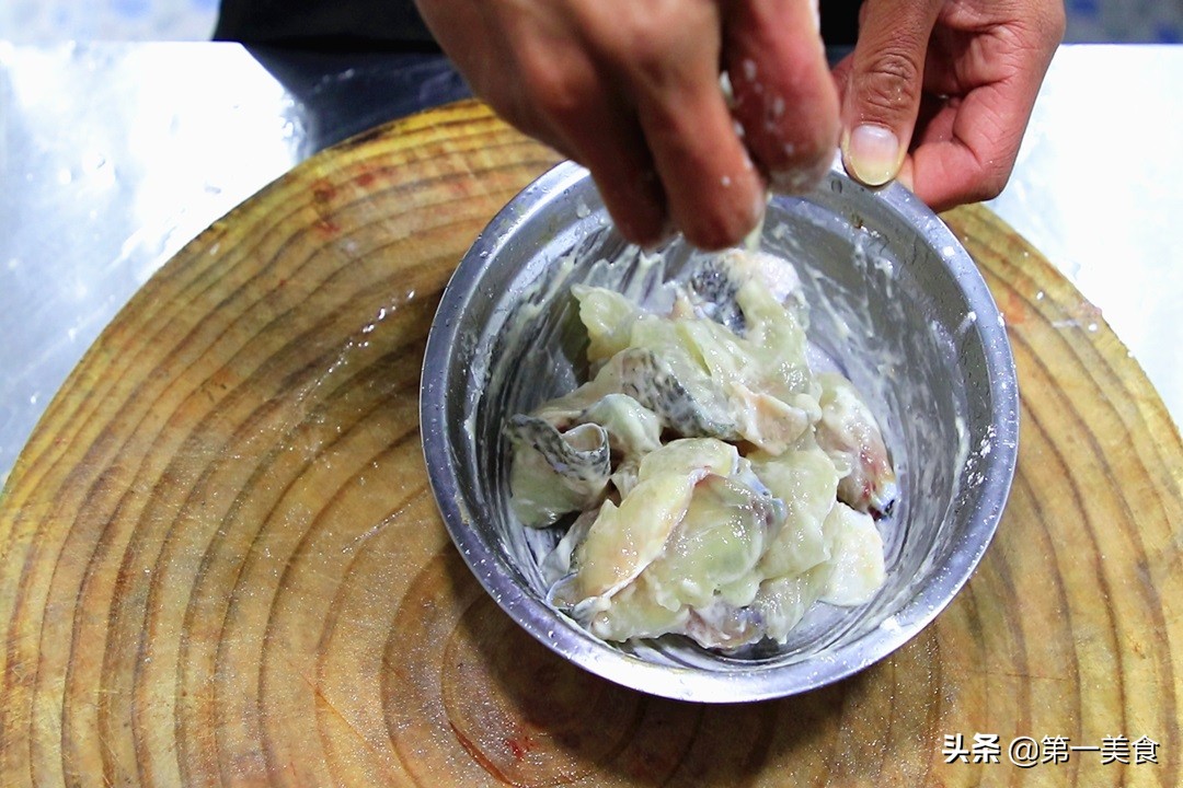 鲈鱼这个做法火了比清蒸的鲜香,鲈鱼不用清蒸这样做也很好吃