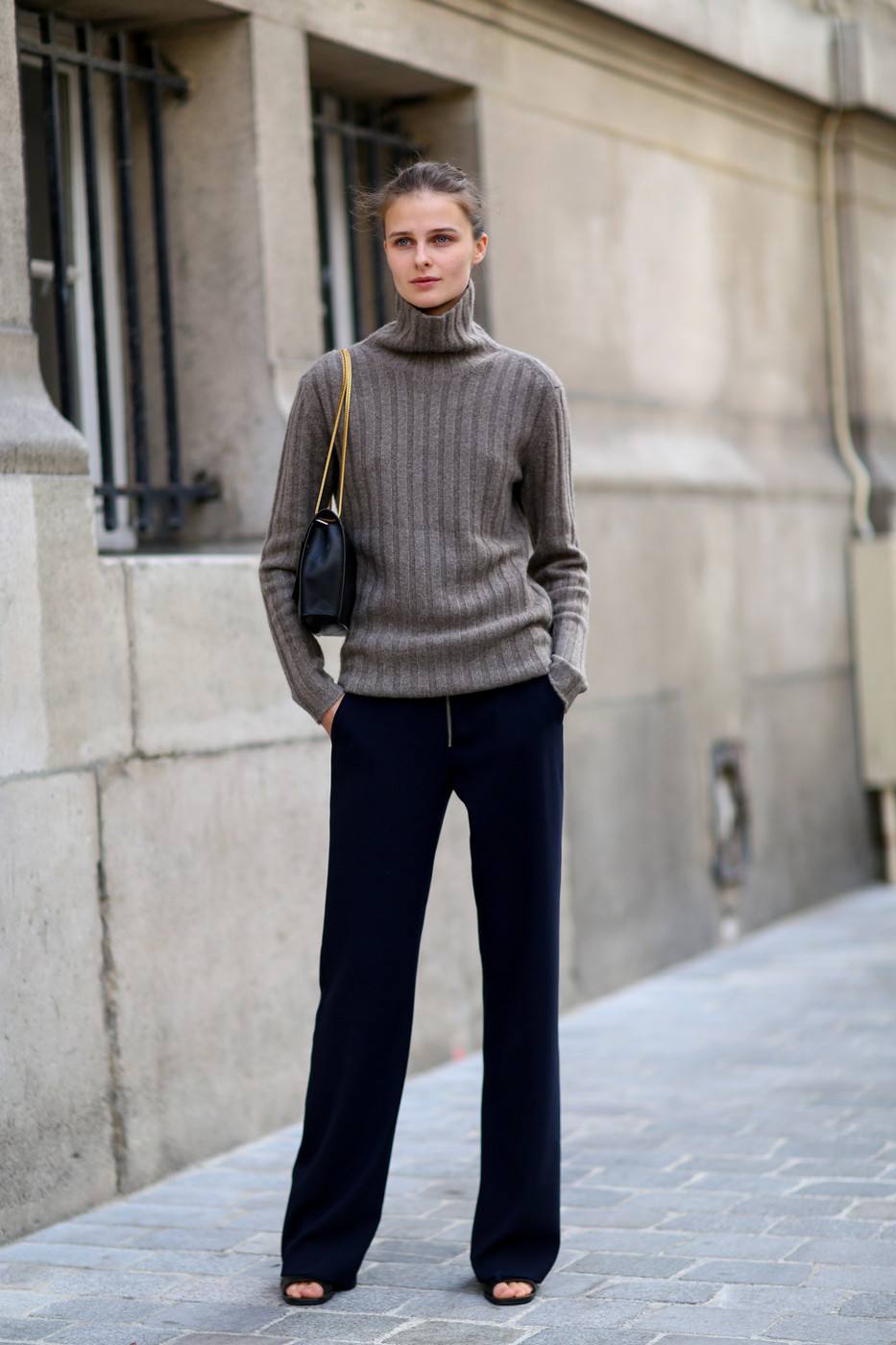 小个子女生裤子别乱买，尽量远离这3种裤子，不然显腿短还没气质