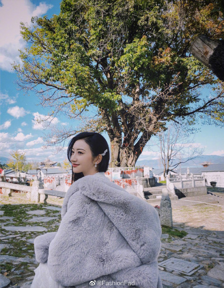 人手一个的毛巾包为什么魅力这么大?今年秋冬,大家都喜欢毛多的