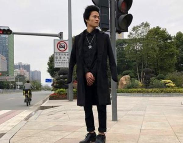 广东小伙罗福兴:11岁创办“杀马特家族”,拒绝富婆追求后怎样