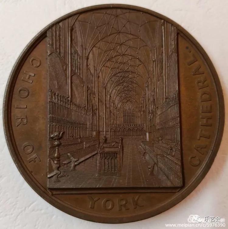 泉耕：教堂建筑金属章