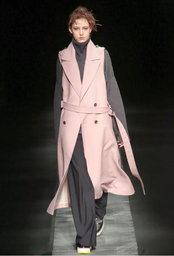 原来灰色系的穿搭也很耐看,深灰色衣服如何穿出减龄感