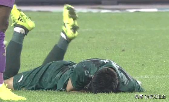 争议红牌！中甲外援肘击犯规被罚下怒飙脏话直接回到更衣室