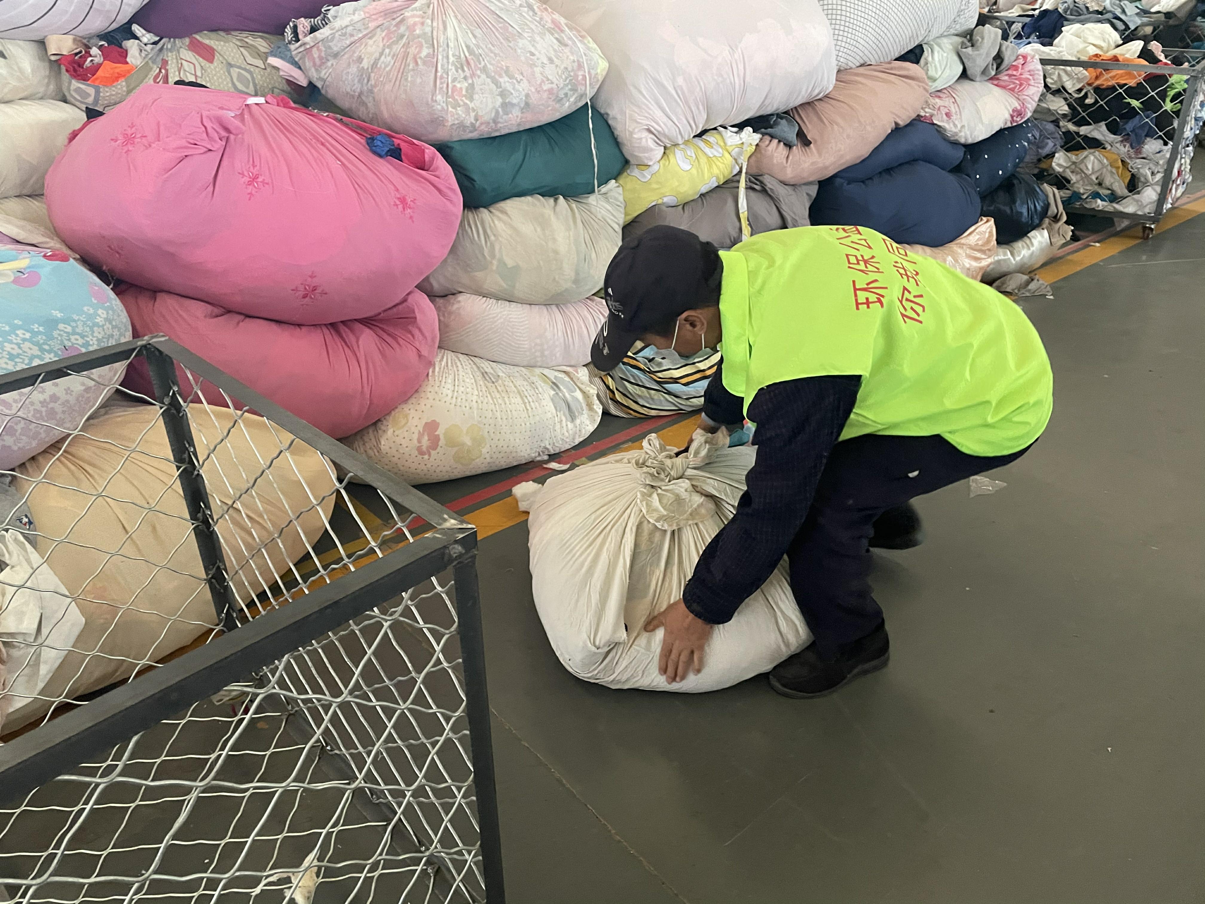 石家庄4000平米仓库里堆满了二手衣物：旧衣成吨出口非洲，在二手市场仅售几元