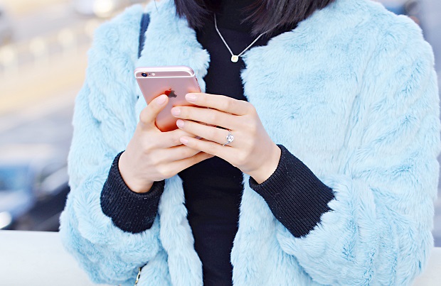 订婚戒指戴哪个手指左还是右,订婚戒指戴在哪个手指头上最好