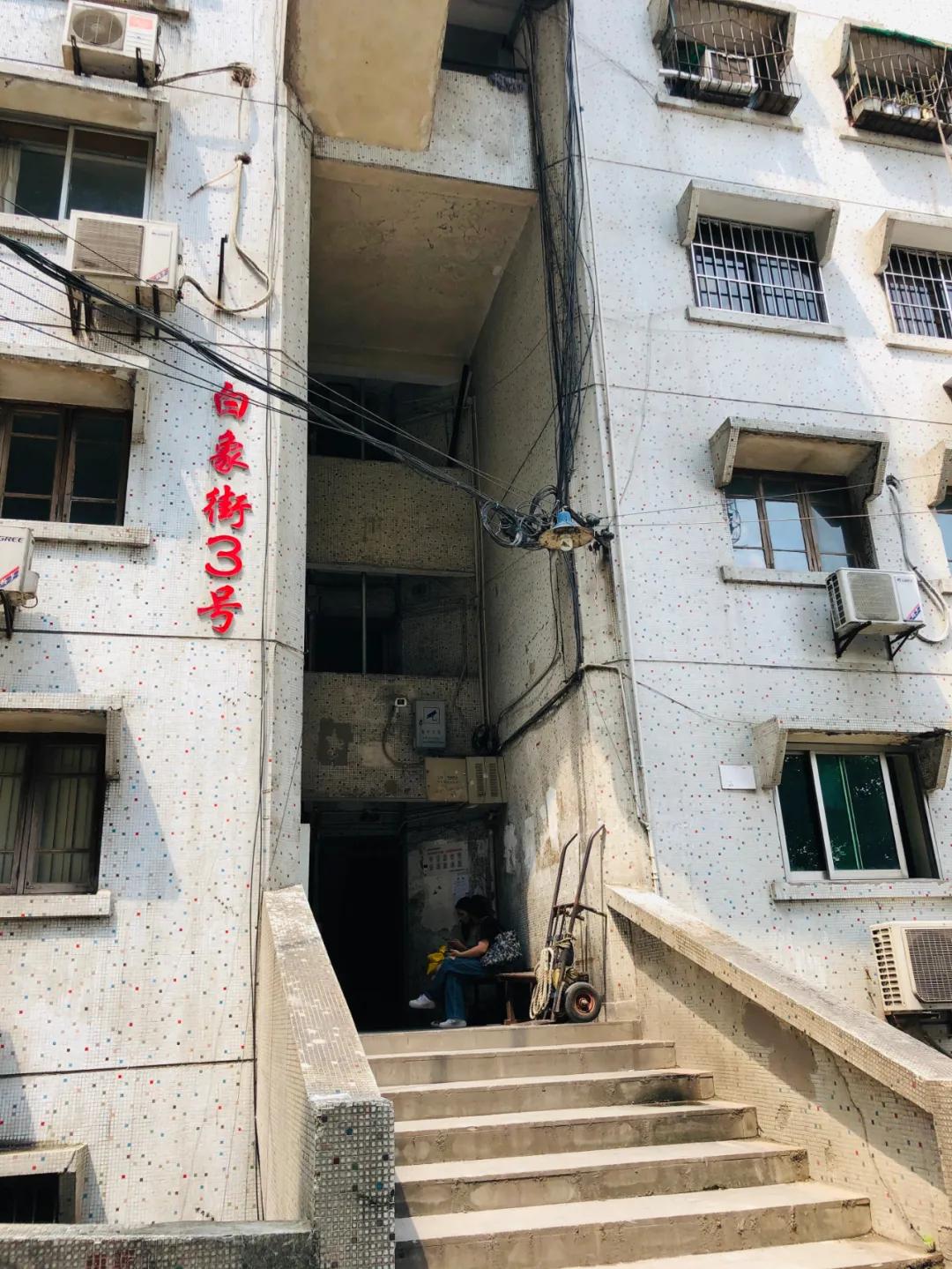 重庆这个24层没有电梯的高楼！直逼40℃的天气仍然有人前来打卡