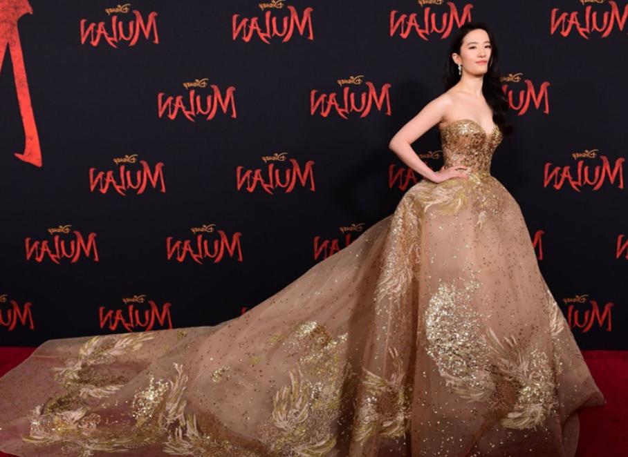 刘亦菲穿露腰礼服现身,女明星为什么要穿抹胸裙