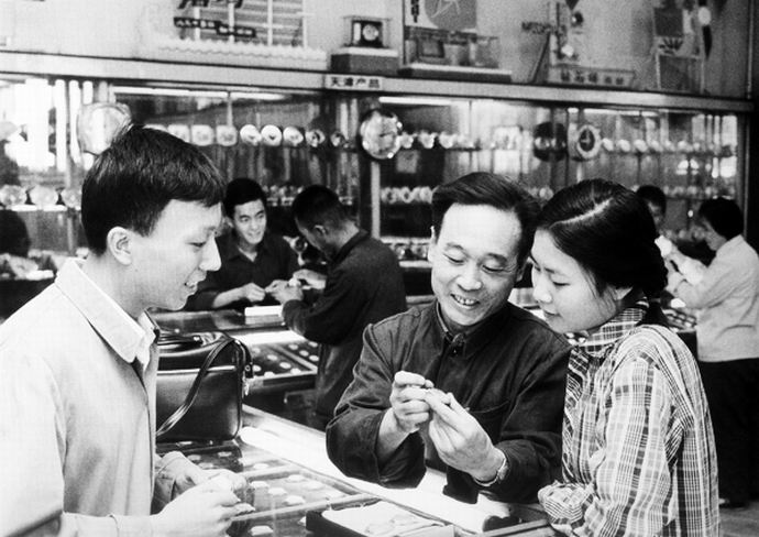 消失的国营委托店:80年代可以买到二手自行车手表,家具甚至钢琴