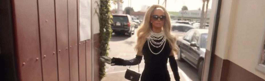 又开始炫富了？她的人生只剩下钱了