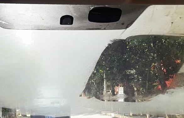 行车中玻璃看不见怎么办,冬季开车前挡风玻璃看不清怎么办