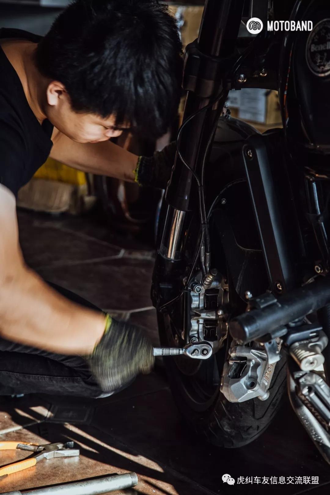 贝纳利幼狮500辐条轮爆胎,贝纳利幼狮500公路版改牌照架