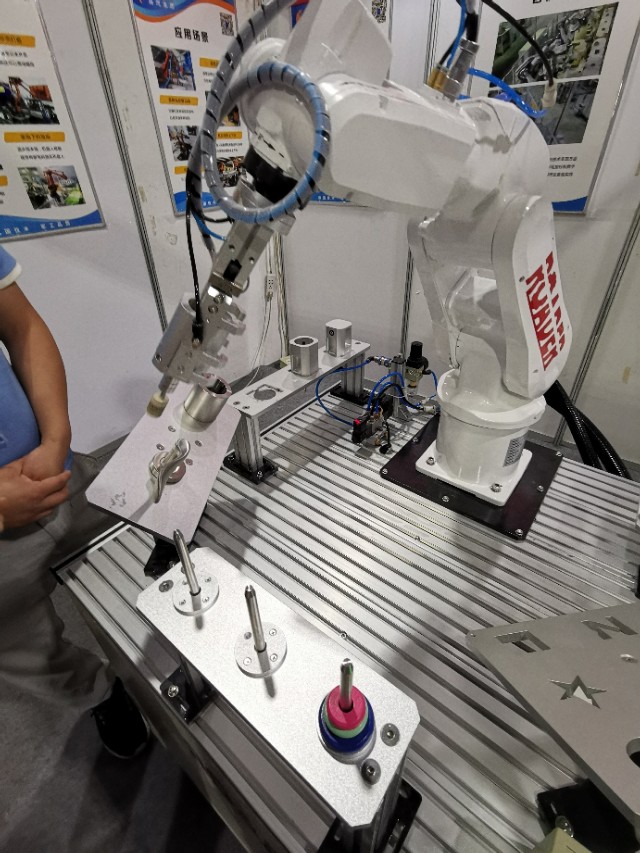 机器人会抢饭碗么,机器人真的会抢人类的饭碗吗