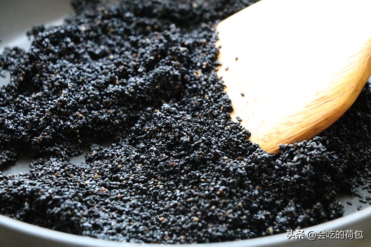 教你黑芝麻养生又简单的吃法,黑芝麻怎么做芝麻丸简单